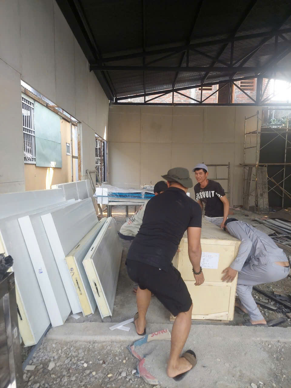 Công nhân đang lắp đặt kho lạnh tại cảng Liên Chiểu